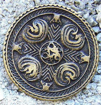 [N-214-21] Großer Zierbeschlag „Brustplatte“ aus altmessingfarbenem Zamak – Wikinger-Brustschild