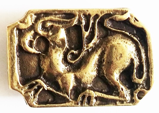 [N-014-2] Messingfarbener Zierbeschlag „Kimera“ – Mittelalterliche Chimären-Zierniete 45 x 30 mm mit 4 Nieten