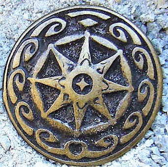 [N-252-21] „Schild des Berling“ – Altmessingfarbener Zierbeschlag aus Zamak, Ø 35 mm