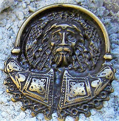 [N-183-21] Zierbeschlag „Odin“ – Altmessingfarbene Darstellung des nordischen Göttervaters