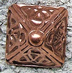 [32971] Rüstungsniete UPPSALA kupferfarben – 20 mm Pyramidenbeschlag mit keltischem Muster & 1 Nietstift