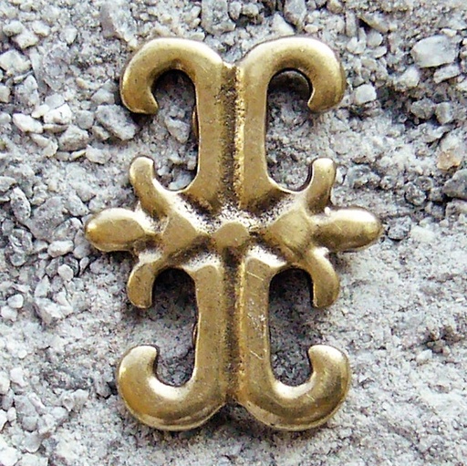[33572] Lilien-Kreuz messingfarben – 35 mm Mittelalter-Beschlag mit Zierniete & Fleur-de-Lys-Motiv