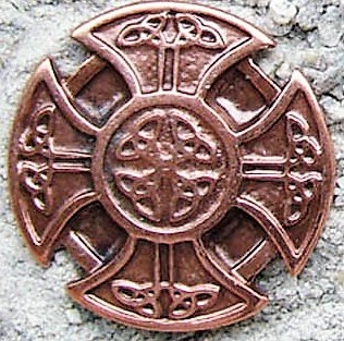 [33649] Keltischer Zierbeschlag Kreuz kupferfarben – 35 mm Niete mit 2 Stiften für Gürtel, Rüstung & Gewand