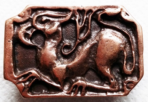 [32816] Kupferfarbener Zierbeschlag „Kimera“ – Mittelalterliche Chimären-Zierniete 45 x 30 mm mit 4 Nieten