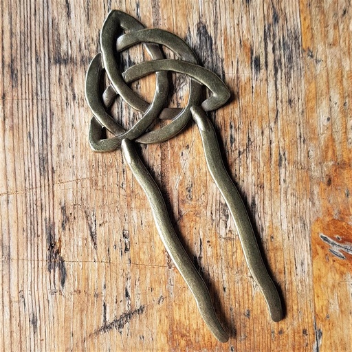 [34150] Haarnadel „URD“ – Messingfarbene Haarnadel mit keltischem Doppelknoten und gespaltenem Schaft