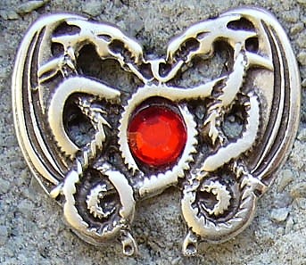 [33249] Zierbeschlag „Dragonheart Rubin“ in Silberoptik – Nordische Drachen mit rotem Glasstein, 33 x 28 mm