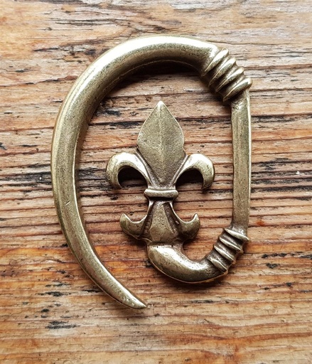[31564] Lilien-Haken messingfarben – Mittelalterverschluss mit Fleur-de-Lys für Mantel, Umhang & Tasche