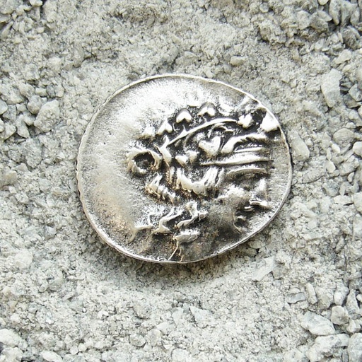 [32451] Antiker Münzbeschlag Tetradrachme silberfarben – Griechische Replik aus Zamak mit Nietstift