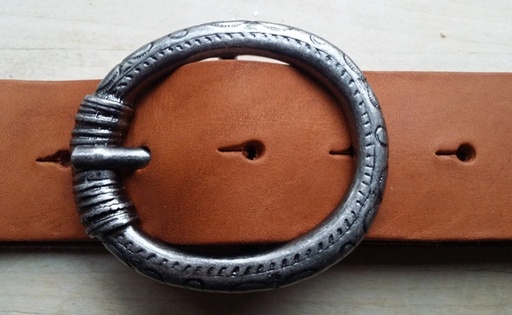 [B1234-3] Schließe „Reif“ – Eisenfarbene ovale Dorn-Vollschließe mit Muster für 4 cm Gürtel