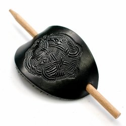 [06 HS 1 St] Kleine mittelalterliche Leder-Haarspange mit Holzstift – Wikinger-, Knoten- oder Keltisches Motiv