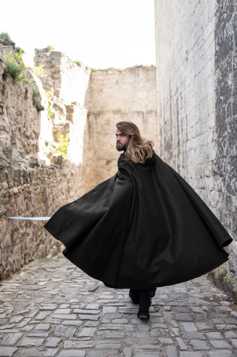 Wollumhang mit Wolfsschließe "Tjark" in Schwarz – Elegantes Accessoire für Mittelalter und LARP