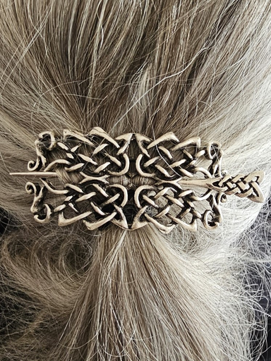 [A-673x-1] Silberfarbene keltische Gewandspange „Celtic Heartsknot“ – Flacher Verschluss oder Haarspange aus ZAMAK